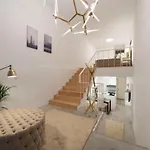 Lejlighed Lovelystay - Hidden & Quiet Duplex Next To Sao Bento Station *