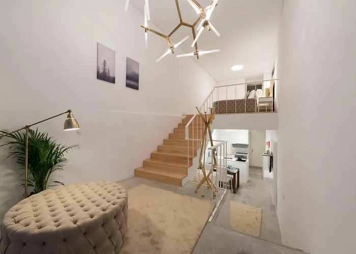 Lejlighed Lovelystay - Hidden & Quiet Duplex Next To Sao Bento Station *