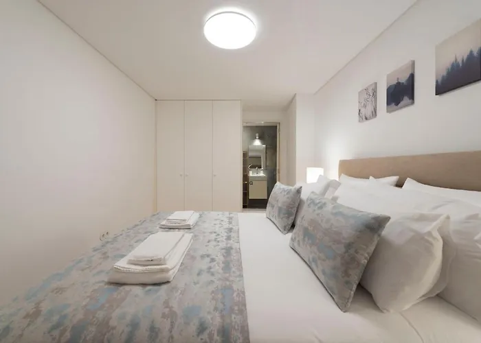 Lovelystay - Hidden & Quiet Duplex Next To Sao Bento Station Apartment Porto